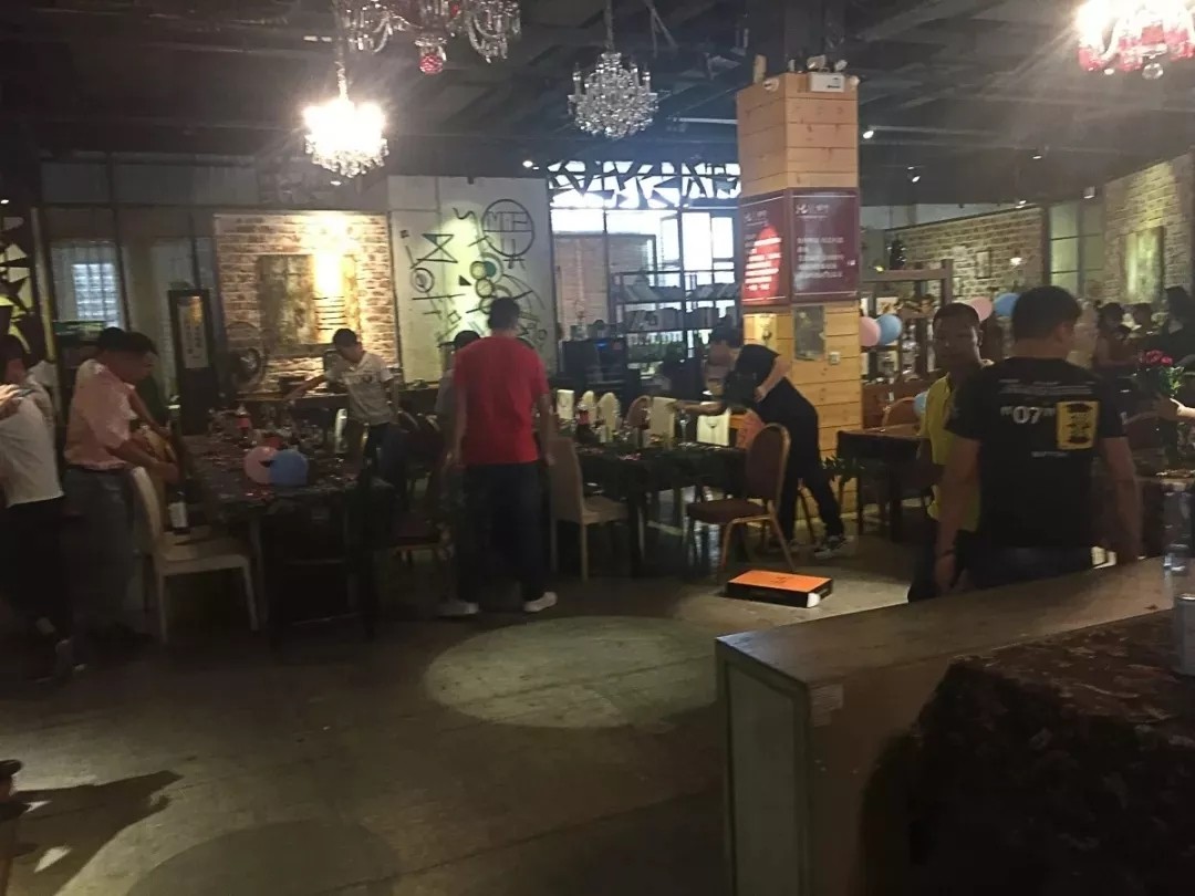 鸿铭现场布置 鸿铭|全自动制盒机|天地盖成型机|全自动礼品盒机|-鸿铭机械